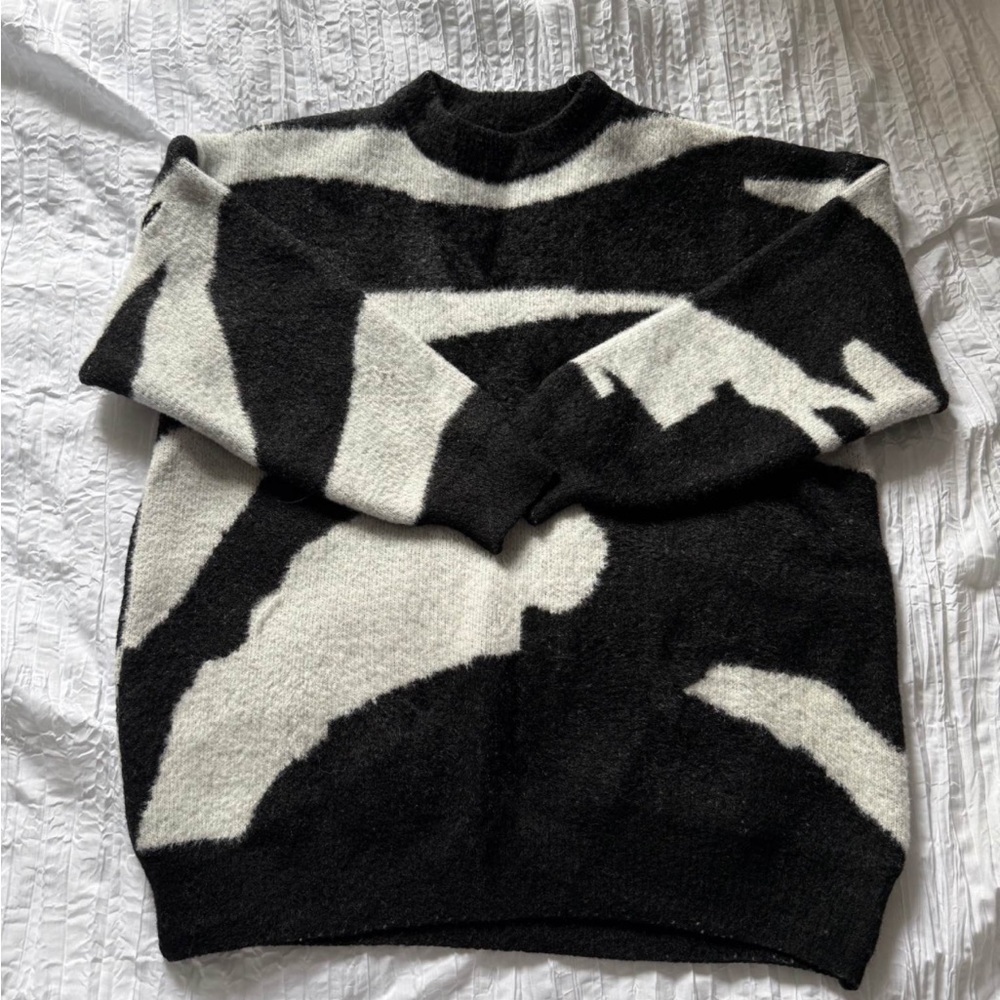 Black and White Abstract Pattern Cozy Sweater